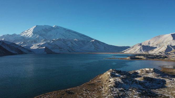 清晨新疆喀拉库勒湖慕士塔格峰雪山风光
